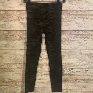 Spanx Look at me now green camo leggings size small.